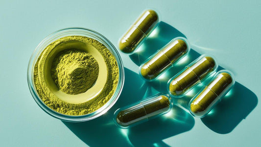 Bol avec de la poudre verte et 5 capsules de compelment alimentaires posées à côté - Mynutriform
